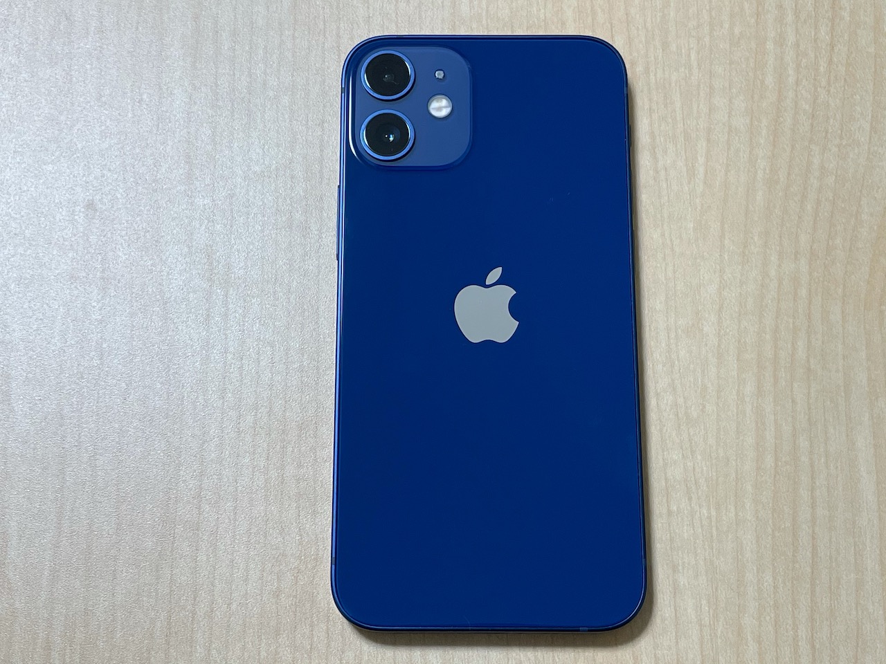 「iPhone13 mini」ブルーのプロトタイプ写真？