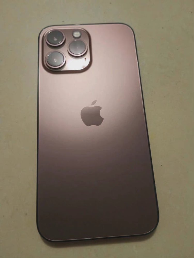 iPhone 13 Pro」ローズゴールドのモックアップ - スマホウェブデジタル 