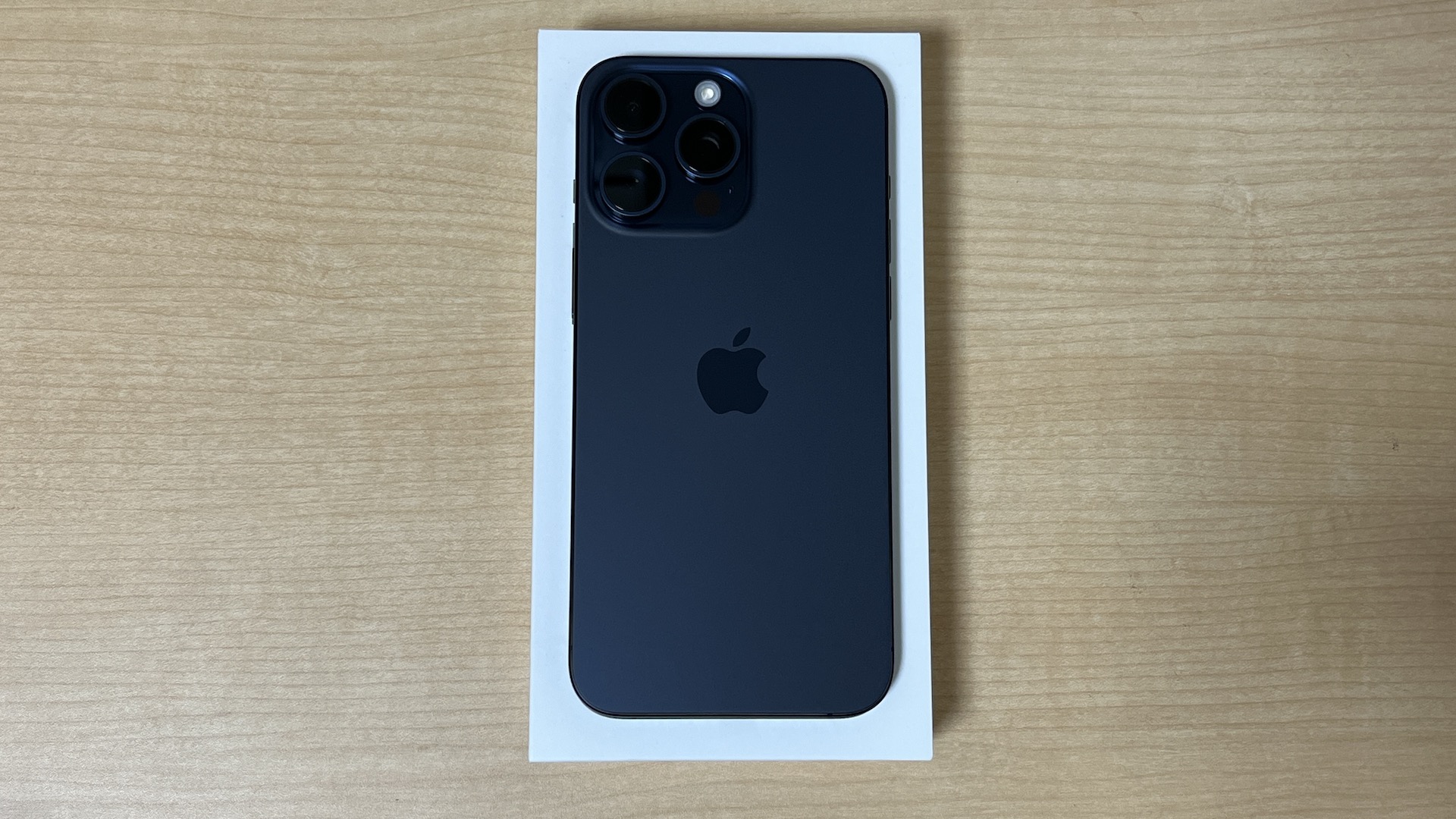 iPhone15 Pro Max、ブルーチタニウム