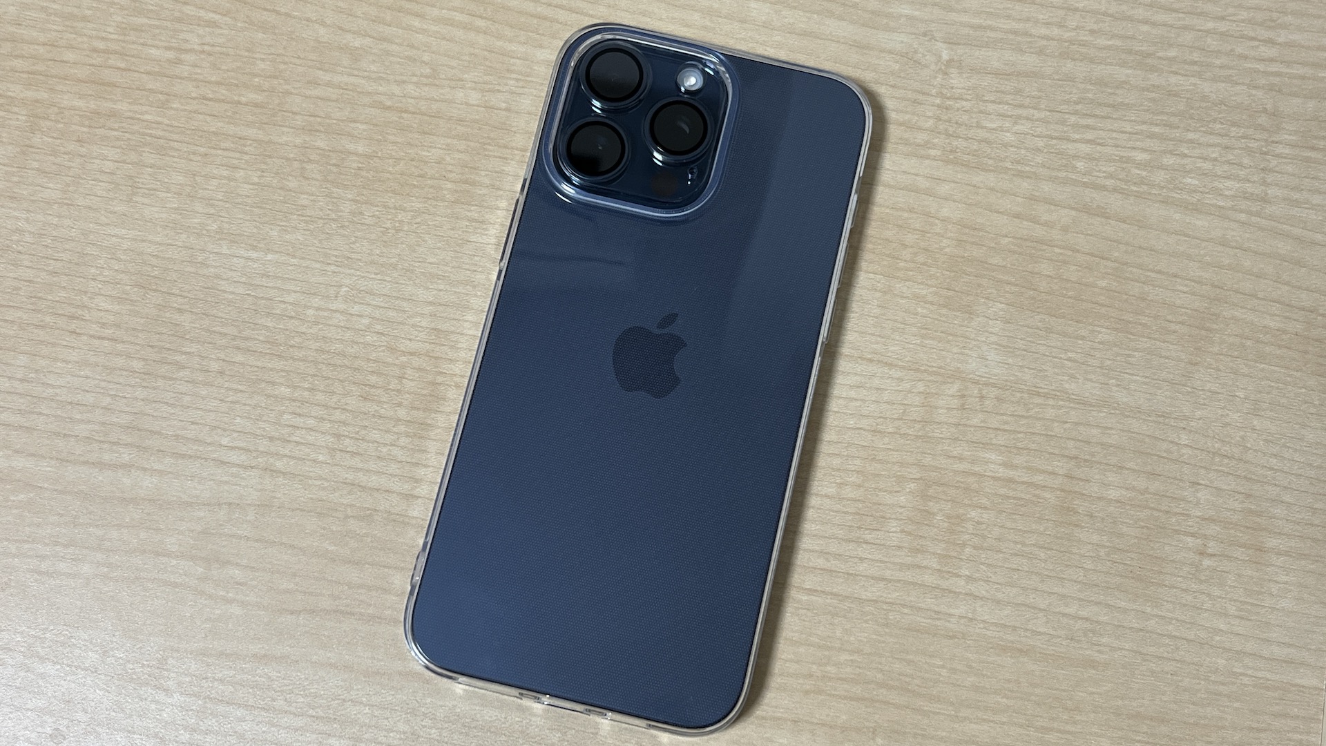 100円ショップのiPhone15 Pro MaxのソフトTPUケース